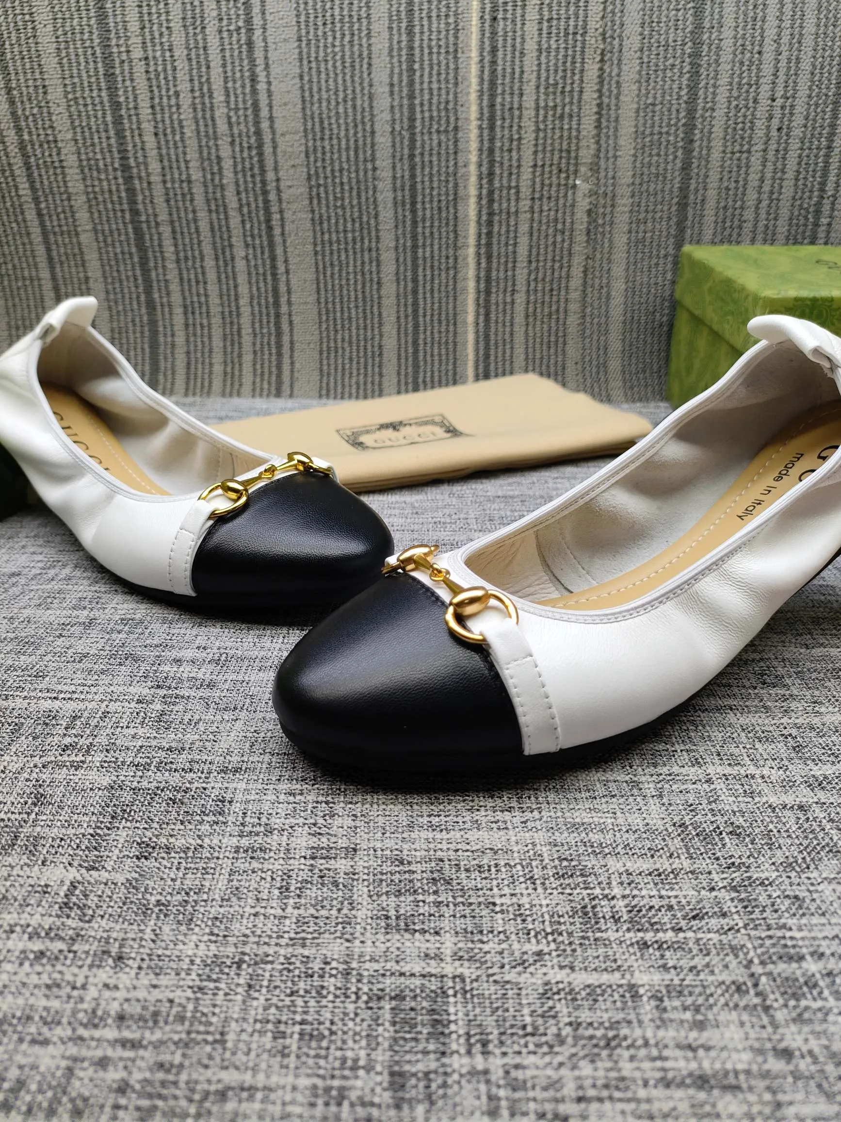 👟👟Ex-factory price 320👟👟 GUCCI's latest horsebit women's flat ballet shoes and egg roll shoes are super comfortable. The fabric is made of imported top-grade soft sheepskin. It is very comfortable on the feet and will not rub your feet. You can also roll it up and put it in your bag. It is easy to carry with you. The super soft soles are a must-have item for fairies whether you are going out for business, work, travel, shopping or at home. Fashionable and versatile, it is an indispensable pair of shoes for you. Fabric: Made of imported soft sheepskin Color: 6 colors available Outsole: PPC rubber outsole Size 34-42 (34.41.42 needs to be customized)